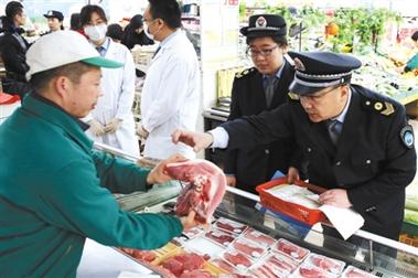 今年年初,海淀区食品药品监管局工作人员对正在销售的猪肉进行